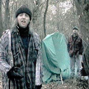 Kan du överhuvudtaget läsa kartan? Joshua (Joshua Leonard) och Michael (Michael C. Williams) börjar bli irriterade. Joshua Leonard och Michael Williams i filmen Blair Witch project 1998.
