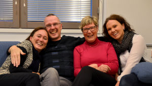 Gänget bakom dagens fredagssnack: från vänster Tove Virta, Dan Idman, Lea Adolfsson och Veronica Montén. Fredagssnackarna tillsammans med dagens studiovärdar. Från vänster Tove Virta, Dan Ifman, Lea Adolfsson och Veronica Montén.