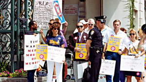 Demonstranter kräver att skivbolaget tar bort låten Cop Killer från bandets album 1992. Demonstranter med plakat mot Body Counts skivbolag för låten Cop Killer, USA 1992.
