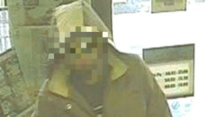 Tack vare bilder från en övervakningskamera identifierade polisen den misstänkta. Personen med pixelerat ansikte som stiger in i en kiosk.