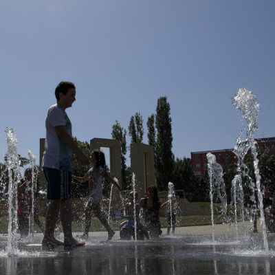 Människor svalkar sig vid springbrunnar i Sofia