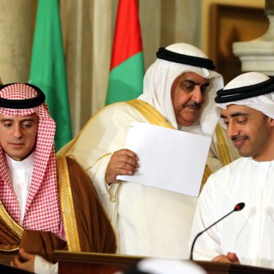 Saudiarabiens utrikesminister Adel al-Jubeir (till vänster), Bahrains utrikesminister  Khalid bin Ahmed al-Khalifa (i mitten) och Förenade arabemiratens utrikesminister Abdullah bin Zayed al-Nahyan under en presskonferens i Kairo 5.7.2017.
