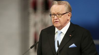 President Martti Ahtisaari håller tal på Nobelfesten