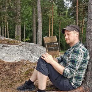 Bloggari Marko Rossi lukee Havukka-ahon ajattelijaa kalliolla.