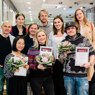 Shortdox 2019 finalistit ja kolme palkittua kukitettuna