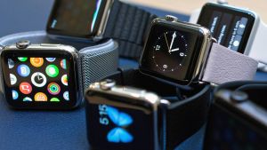 På en smartklocka kan du till exempel läsa mejl, kolla vädret eller se din puls. Apple Watch -älykelloja