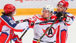 Alexei Vasilevski, defensiv bjässe. Alexei Vasilevski kämpar med två CSKA-spelare.
