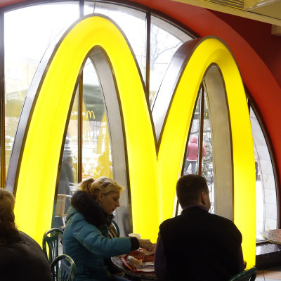 Restauranggäster på McDonalds, i bakgrunden kedjans kännspaka gula M.