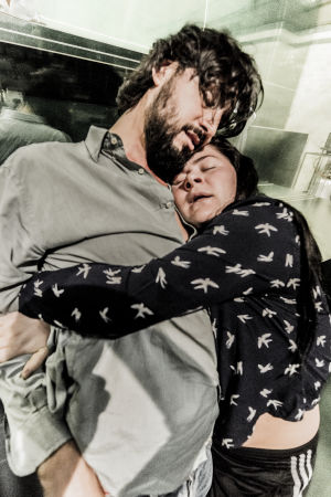 Danilo Bejarano och Emma Broomé i Beckomberga. Scen ur föreställningen Beckomberga.