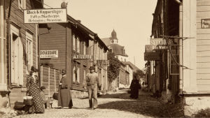 Ett tidshopp 130 år bakåt i tiden. Kyrkogatan på 1890-talet. Arkivbild kyrkogatan på 1890-talet