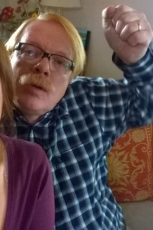 Iskä uhoaa. Äiti (Pirjo Heikkilä) ja Iskä (Heikki Silvennoinen) ottavat selfietä.