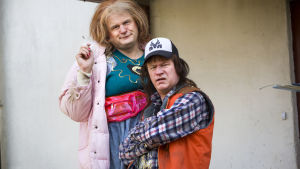 Inte utan min son. Enligt Paavo Katajamäki på Kino City i Jakobstad kommer de finlandssvenska åskådarna ofta på bio med hela familjen. Johan Rheborg och Robert Gustafsson poserar som Monica och Tobias.