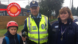 Den högsta hastigheten som överkonstapeln Juha Sinkkonen mäter i Hoplax är 38 kilometer i timmen. En hög hastighet, som kan göra det svårt att hinna reagera i tid, tycker överkonstapeln Heidi Warelius. Troy Ekholm, 10 år, och överkonstaplarna Juha Sinkkonen och Heidi Warelius står invid cykelvägen vid Hoplax tågstation.
