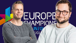 Super EM 2018. Kaksi miestä katsoo kameraan. Taustalla näkyy Super EM -mainos.