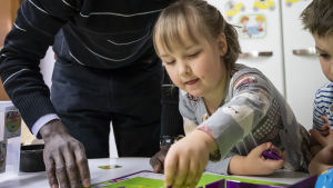 Det verkar bli allt svårare för barnskötare och socionomer att hitta jobb, medan behovet av lärare inom småbarnspedagogik med universitetsexamen kommer att bli allt större. Lastenhoitaja ja Ines Jokela pelaavat koodauspeliä.