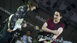 Elena Tonra och Igor Haefeli, i bakgrunden trummisen Remi Aguilella. Daughter live.