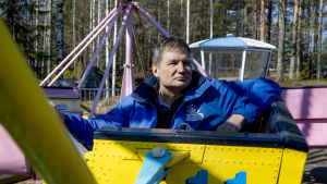 Lauri Vartiainen berättar att Nokkakivi är en liten park, vilket är en fördel i dessa tider. Lauri Vartiainen huvipuiston vaunussa.