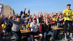 Vild glädje i Raumo då Lukko nätade. Lukkos fans följer med FM-ligafinalen.