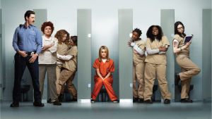Vardagen på kvinnofängelset i Tavastehus skiljer sig från fångarnas vardag i TV-serien Orange is the new black. Karaktärer från serien står i toalettbås.