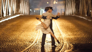 Tanssiva pari öisellä sillalla. Kuva elokuvasta Viimeinen tango.