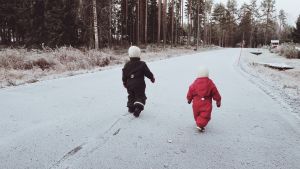 En diskret bild på Rebecka Hägert-Backulls barn. Barn som går på en snöig väg.