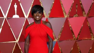 Viola Davis fick en Oscar för bästa kvinnliga biroll i filmen Fences. Viola Davis anländer till Oscarsgalan 2017.