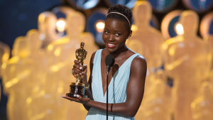 Lupita Nyongo'o med priset för bästa kvinnliga biroll i 12 years a slave. Lupita Nyongo'o med priset för bästa kvinnliga biroll