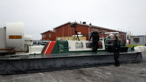 Merivartiolaitos käyttää talvisin liikkumiseen moottorikelkkoja sekä ilmatyynyalusta.