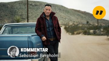 Bruce Springsteen poserar framför en bil på bilden inklistrat en texten: kommentar och Sebastian Bergholm.