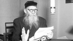 Yleisradion Fabianinkadun radiotalon studiossa kirjailija Frans Emil Sillanpää vuonna 1953.