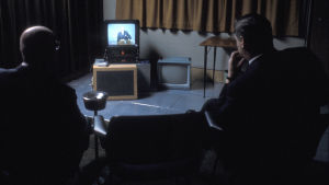 Presidentti Urho Kekkonen ja Yleisradion pääjohtaja katsovat televisiosta presidentti Urho Kekkosen puhetta. Kyseessä on luultavasti koelähetys. Presidentti Urho Kekkonen ja Yleisradion pääjohtaja katsovat televisiosta presidentti Urho Kekkosen puhetta. Nauhoitus, koelähetys?