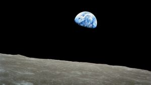 Fotografiet "Earthrise" med jorden som stiger över månslätten. Fotografiet "Earthrise" med jorden som stiger över månslätten.
