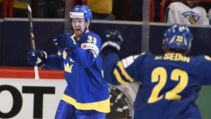 Bröderna Sedin fixade segern för Tre Kronor 2013. Henrik Sedin firar mål.