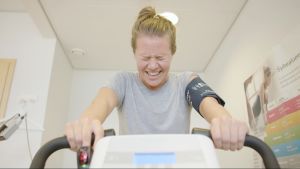Sonja Kailassaari på motionscykel