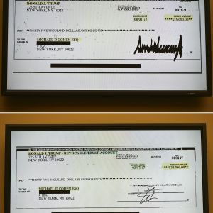 Trumps check för att tysta porrmodellerna, enligt Cohen. Cohens bildbevis; några checker för porrstjärnetystnad, från Trumps privata checkkonto