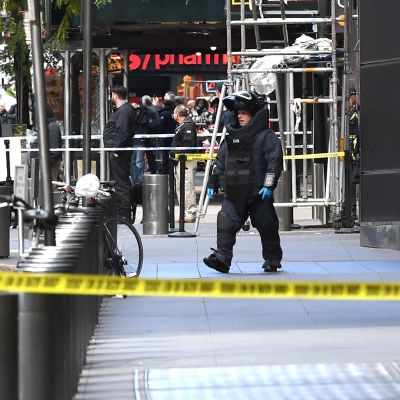 Bombtekniker utanför CNN:s kontor i New York på onsdagen. 
