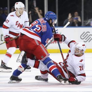 Mika Zibanejad och Sebastian Aho i en duell på isen. Mika Zibanejad och Sebastian Aho i en duell på isen.