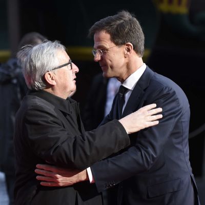 Nederländernas premiärminister Mark Rutte (till höger) välkomnar  EU-kommissionens ordförande Jean-Claude Juncker