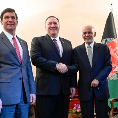 USA:s utrikesminister skakar hand med Afghanistans president Ashraf Ghani (till höger) och USA:s försvarsminister Mark Esper (till vänster) tittar på. Herrarna träffades i Munchen.