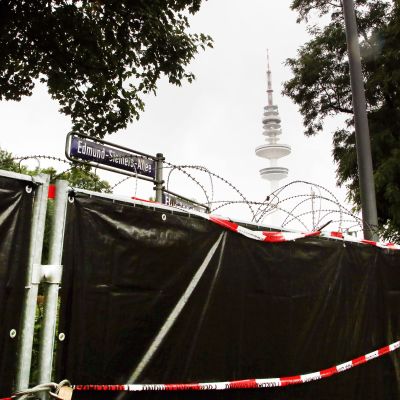 Stängsel och taggtråd i Hamburg för att förhindra att eventuella protesterare kommer till tågbanan bredvid platsen fär G20 mötet i Hamburg hålls.