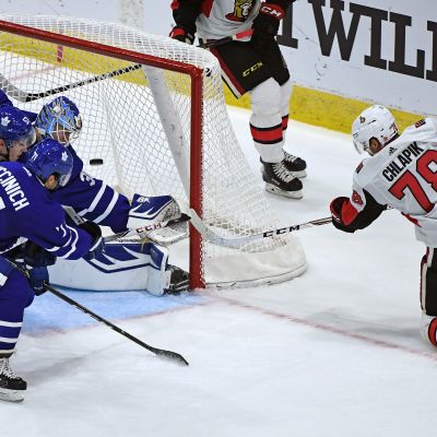 Filip Chlapik (Ottawa Senators) tekee maalin Kasimir Kaskisuolle NHL-lupausten turnauksessa vuonna 2017.
