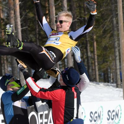 Puijon Hiihtoseuran Joonas Sarkkinen (vas.), Iivo Niskanen (oik.) ja Perttu Hyvärinen (takana) heittävät ankkuri Petteri Koiviston ilmaan