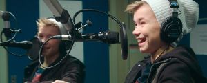 Dokumentti seuraa Marcusta (vas.) ja Martinusta niin kotona, konserteissa, takahuoneissa, hotelleissa kuin radiostudiossakin. Martinus ja Marcus istuvat radiostudiossa.