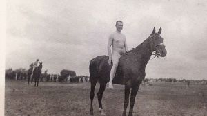 Mannerheim alasti hevosen selässä.