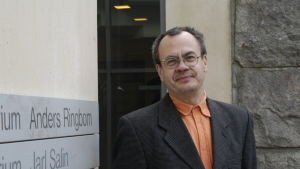 Tapio Salmi är professor i kemisk reaktionsteknik vid Åbo Akademi. Halvbild på Salmi som står utomhus vid en vägg.
