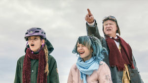 Gittan (Cornelia Riddez) och Siv (Melinda Lindskog Pascalidou) på spännande äventyr tillsammans med Ture Sventon (Robert Gustafsson). Siv och Gitan i förgrunden och Ture Sventon i bakgrunden som pekar och visar vägen.