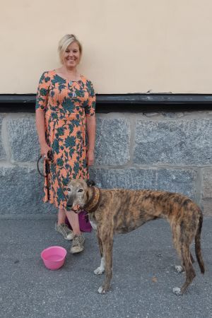 Hunden Poppet, som 14 år gammal gick bort i vintras, var en viktig pusselbit i Ann-Cathrine Jungars liv. Ann-Cathrine Jungar med hund.
