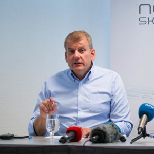 Erik Röste under en presskonferens. Erik Röste och Martin Johnsrud Sundby under en presskonferens.