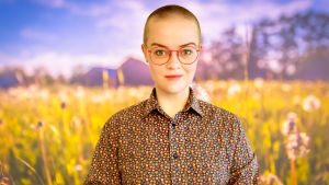 Lyssnarnas sommarpratare 2020, Michelle Jerkku. Michelle Jerkku poserar mot en sommaräng.