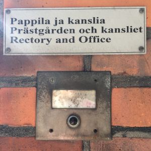Här ringde jag på och ut kom en polsk präst i en präktig kalsongfylla. Dörrklockan vid Sankta Maria kyrkan i Helsingfors